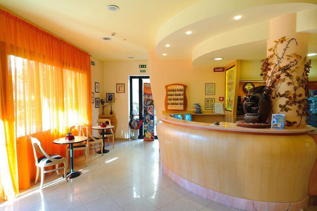 Hotel Vannucci Римини Экстерьер фото