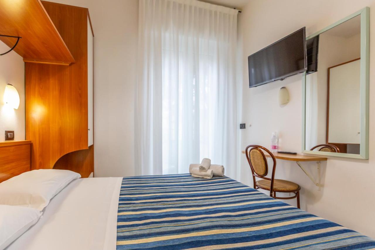 Hotel Vannucci Римини Экстерьер фото