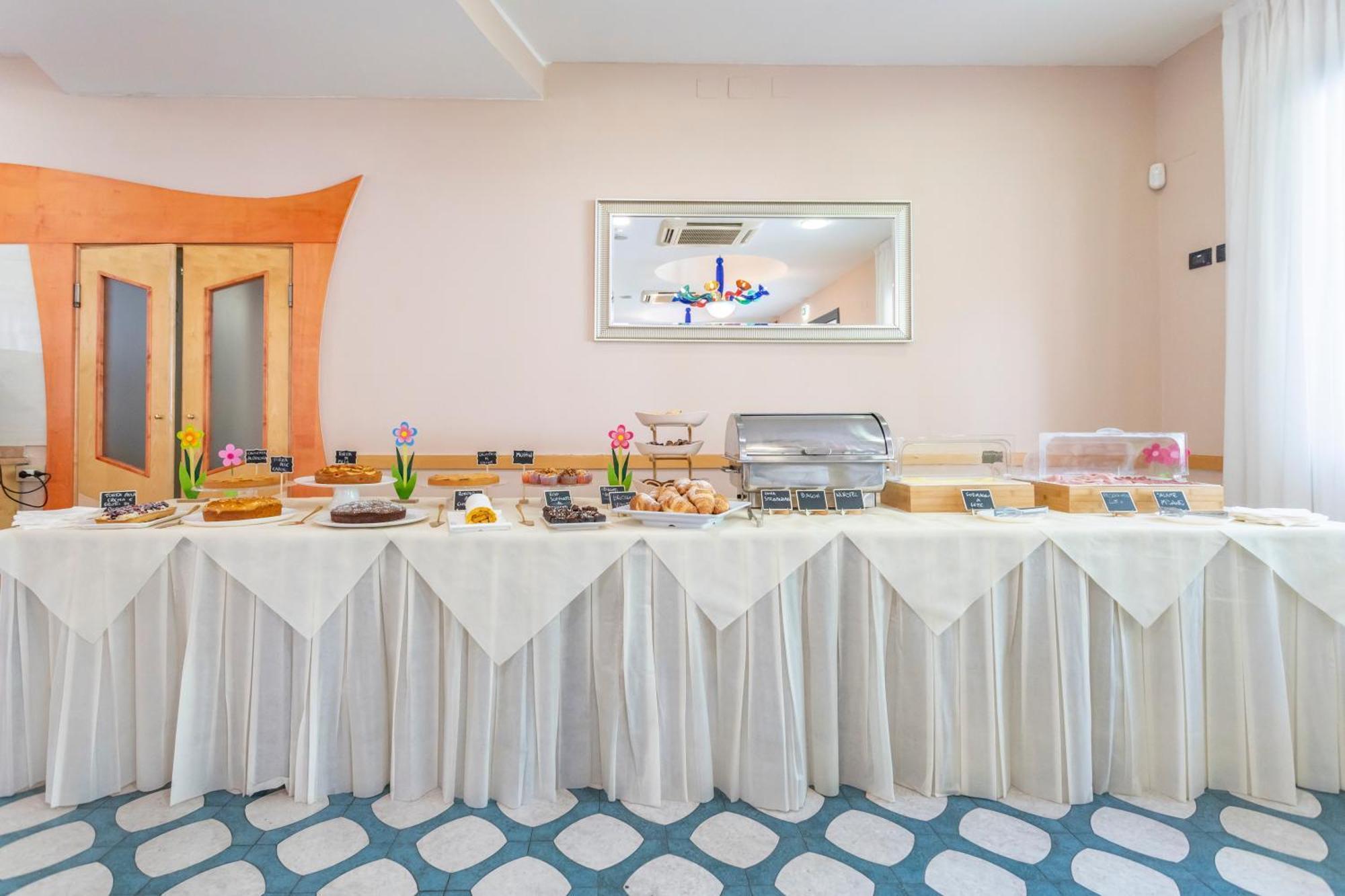 Hotel Vannucci Римини Экстерьер фото