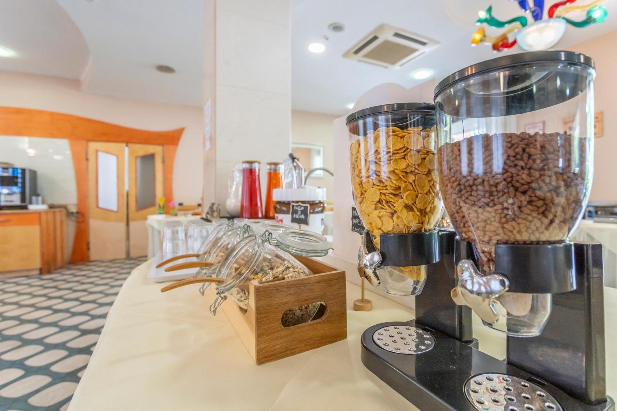 Hotel Vannucci Римини Экстерьер фото